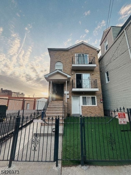 property at 415 S 8th St