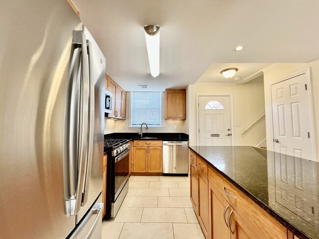 111 Independence Dr in Brookline, MA - Foto de edificio - Building Photo