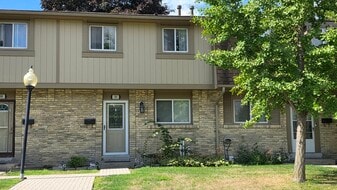 81 Hansen Rd N in Brampton, ON - Building Photo