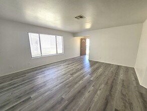 5853 Calobar Ln in Las Vegas, NV - Building Photo - Building Photo