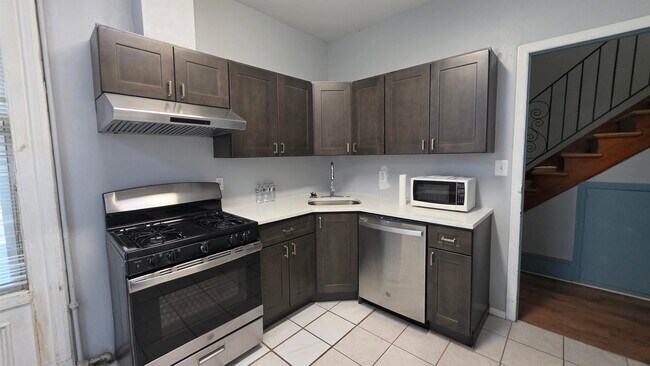 23 Sherman Pl in Jersey City, NJ - Building Photo - Building Photo