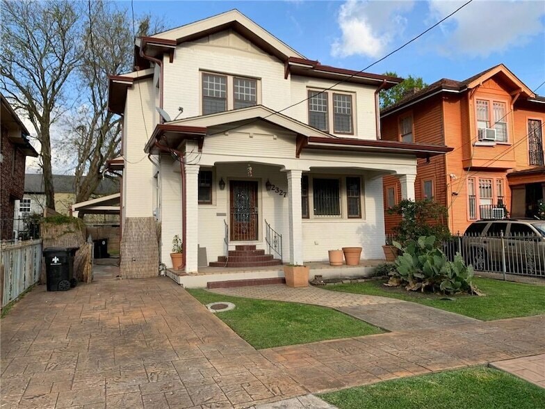 2327 Peniston St in New Orleans, LA - Building Photo