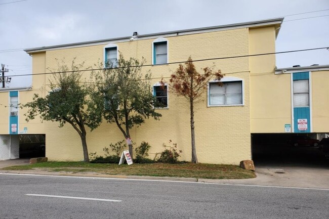 Ferry Road Apartments in Galveston, TX - Foto de edificio - Building Photo