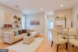 3937 Davis Pl NW in Washington, DC - Building Photo - Building Photo