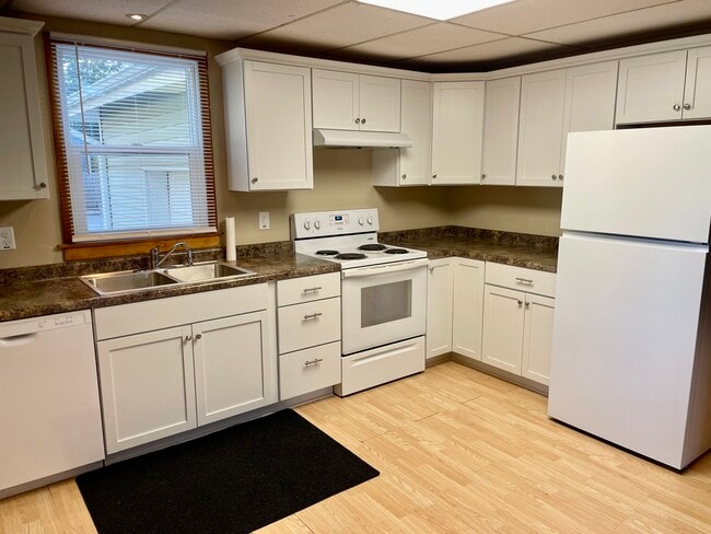 451 N Roosevelt St in Lindsborg, KS - Building Photo - Building Photo