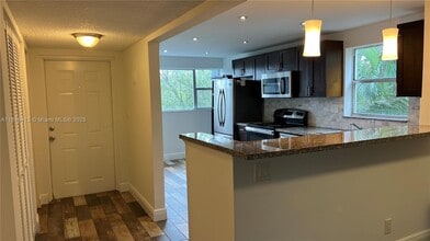 8300 Sands Point Blvd in Tamarac, FL - Building Photo - Building Photo