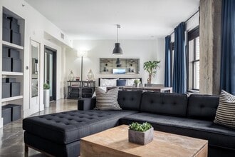 National City Tower in Los Angeles, CA - Foto de edificio - Building Photo