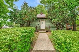 301 Hessel Blvd in Champaign, IL - Building Photo - Building Photo