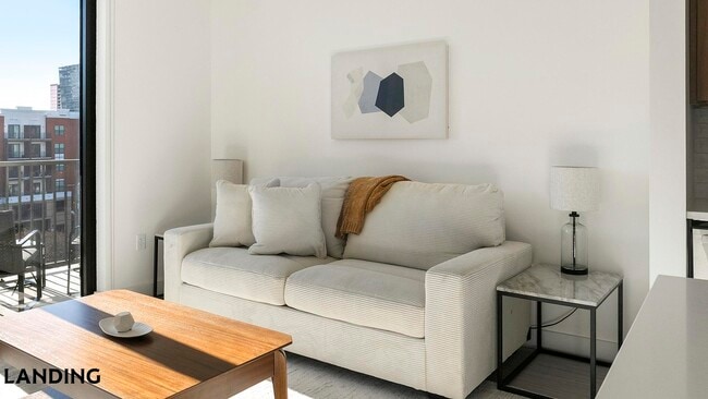 1007 S Mint St, Unit 732 in Charlotte, NC - Building Photo - Building Photo