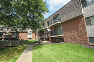 Village East in Franklin, OH - Foto de edificio - Building Photo