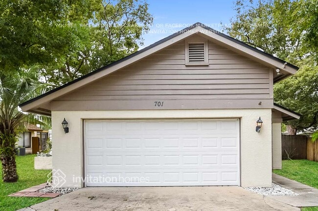 property at 701 Lakeside Pl
