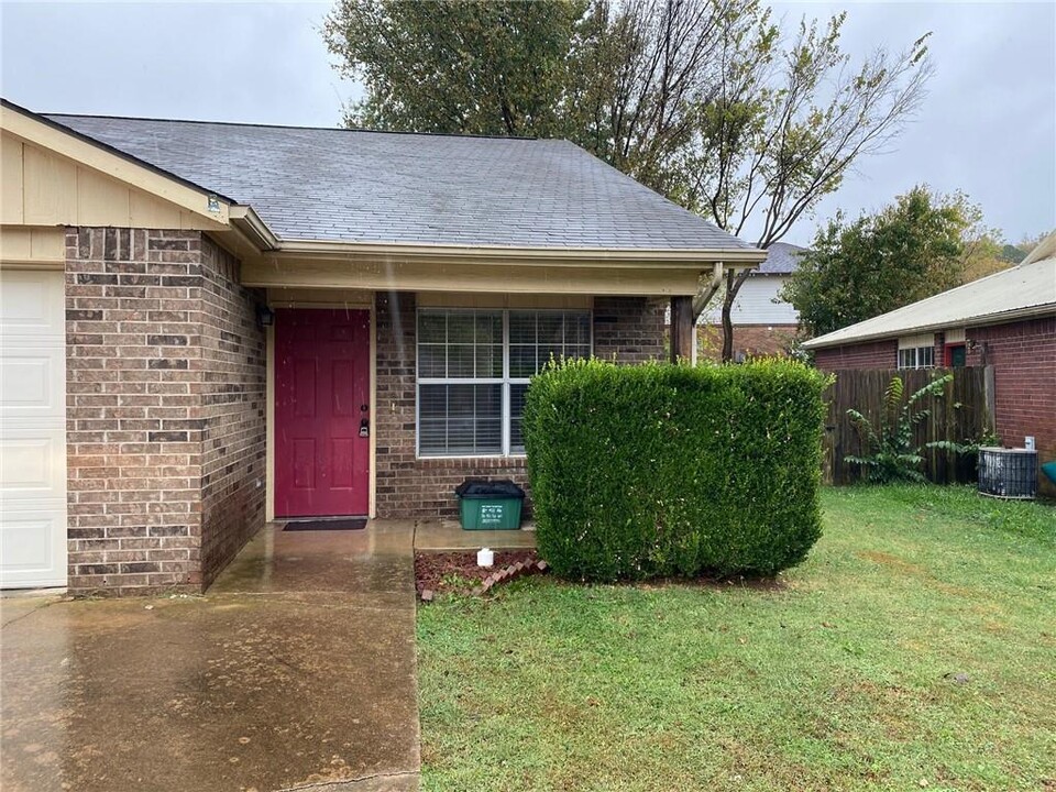 1526 N Bernice Dr in Fayetteville, AR - Building Photo