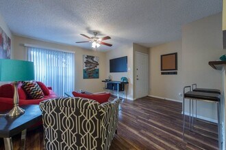 6808 S I-35 Frontage Rd in Austin, TX - Building Photo - Building Photo