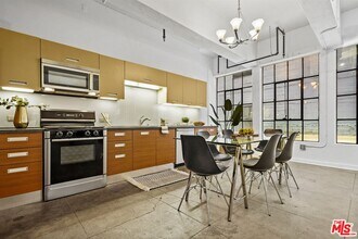 746 S Los Angeles St in Los Angeles, CA - Foto de edificio - Building Photo