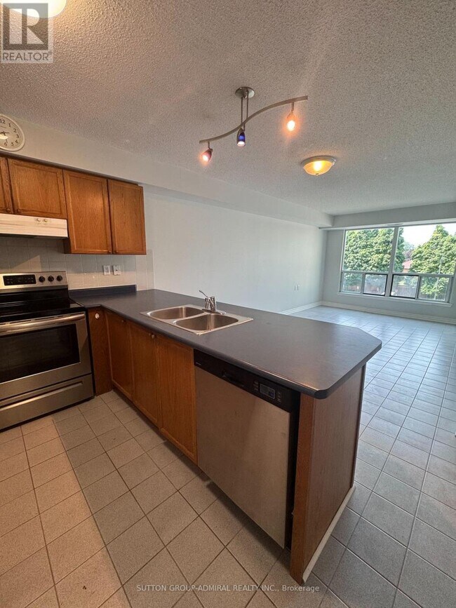890 Sheppard Ave W in Toronto, ON - Building Photo - Building Photo