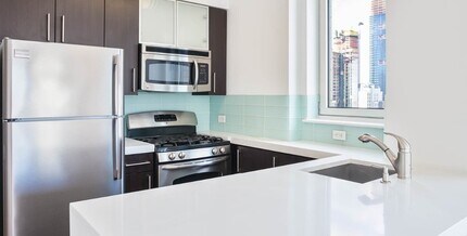 522 W 37th St, Unit 20F in New York, NY - Foto de edificio - Building Photo