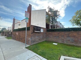 400 S Garfield Ave in Alhambra, CA - Building Photo