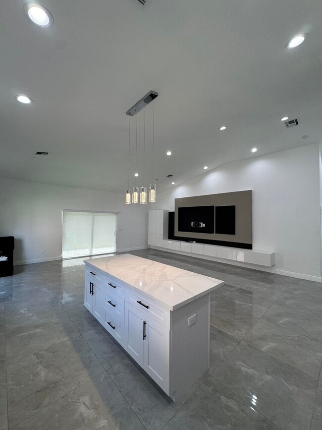 4522 NW 36th Ct in Lauderdale Lakes, FL - Building Photo - Building Photo