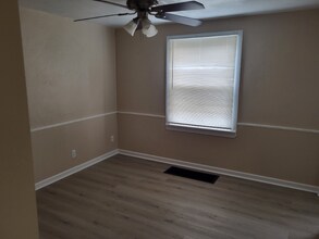 807 Meadow Dr in West Mifflin, PA - Building Photo - Building Photo