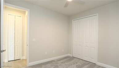 2428 Ariane Dr in Naples, FL - Foto de edificio - Building Photo