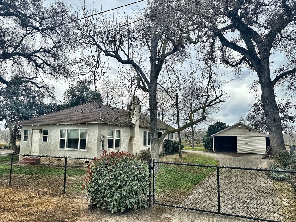 26997 Rd 164 in Visalia, CA - Building Photo