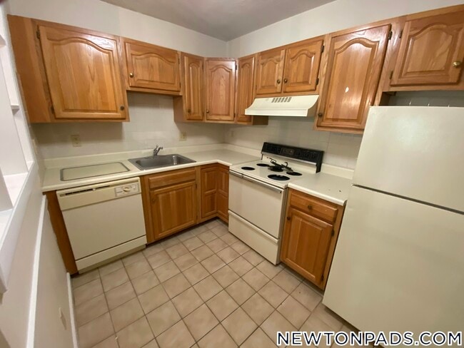 276 Grove St in Newton, MA - Building Photo - Building Photo