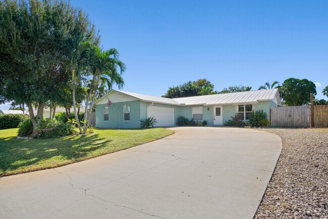 9032 SE Sandridge Ave in Hobe Sound, FL - Building Photo - Building Photo