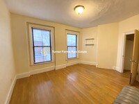 76 Hammond St, Unit 4 in Boston, MA - Foto de edificio - Building Photo