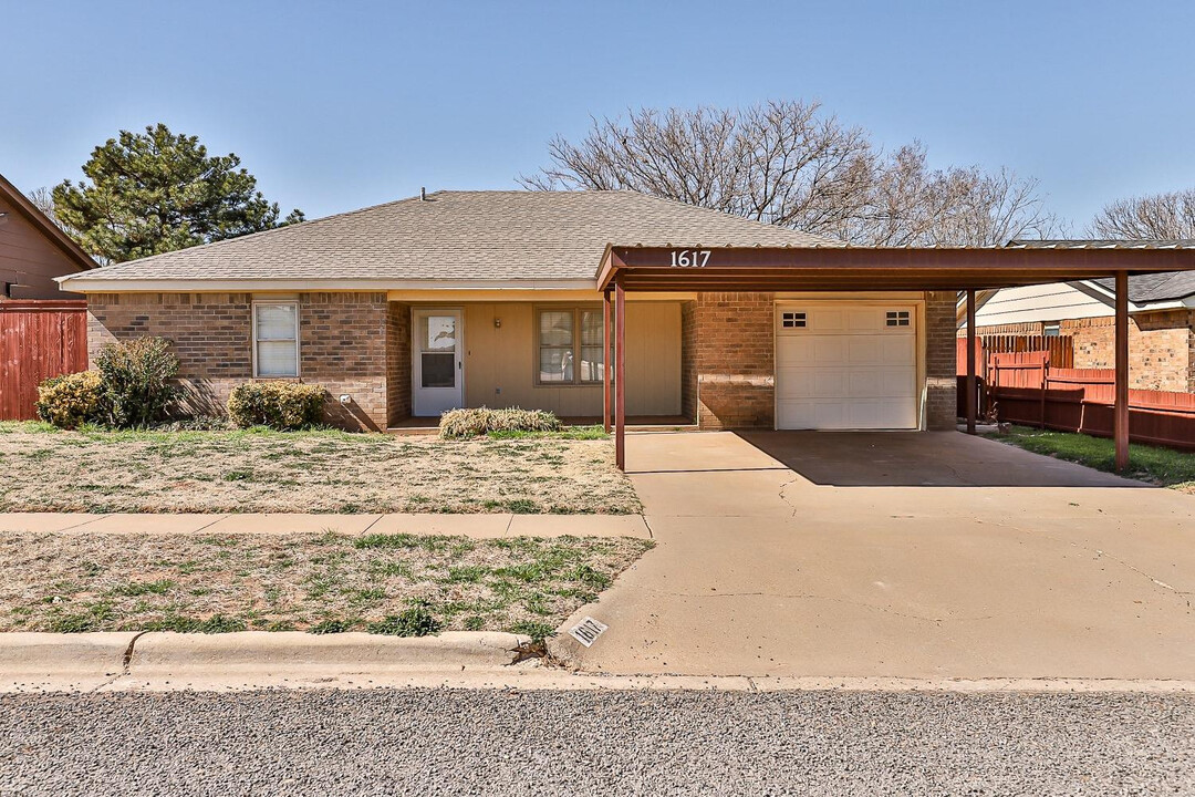 1617 Bryan Ave in Wolfforth, TX - Building Photo