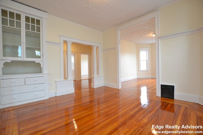 45 Armandine St, Unit 3 in Boston, MA - Foto de edificio - Building Photo
