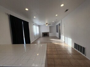 339 Oakwood Ct in Corona, CA - Building Photo - Building Photo