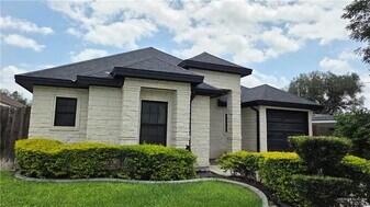 10 S 17th St in McAllen, TX - Building Photo