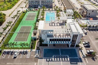 10245 NW 63rd Ter in Doral, FL - Building Photo - Building Photo