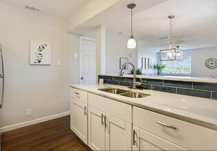 2110 Oak Motte Ln in Austin, TX - Building Photo - Building Photo