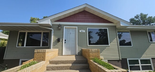 1011 5th Ave SE, Unit 1
