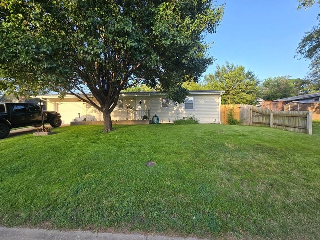 910 12th St in Clay Center, KS - Foto de edificio - Building Photo