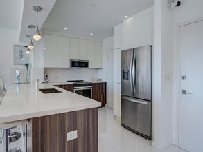 2500 E Las Olas Blvd, Unit 709 in Fort Lauderdale, FL - Foto de edificio - Building Photo