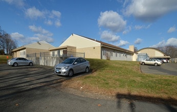 D.J. Komanetsky Estates in Bristol, CT - Foto de edificio - Building Photo