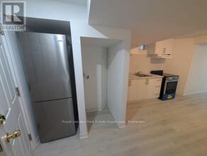 122 Pressed Brick Dr in Brampton, ON - Building Photo - Building Photo