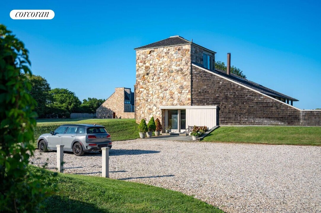 151 Town Line Rd in Wainscott, NY - Building Photo