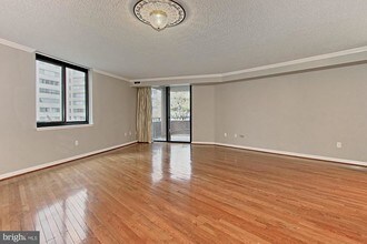 4550 N Park Ave-Unit -302 in Chevy Chase, MD - Building Photo - Building Photo