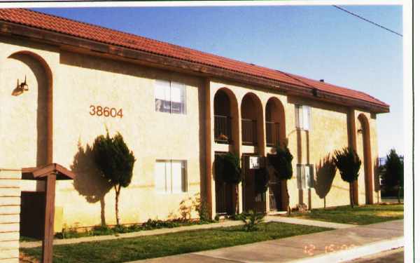 38604 Challenger Way in Palmdale, CA - Building Photo