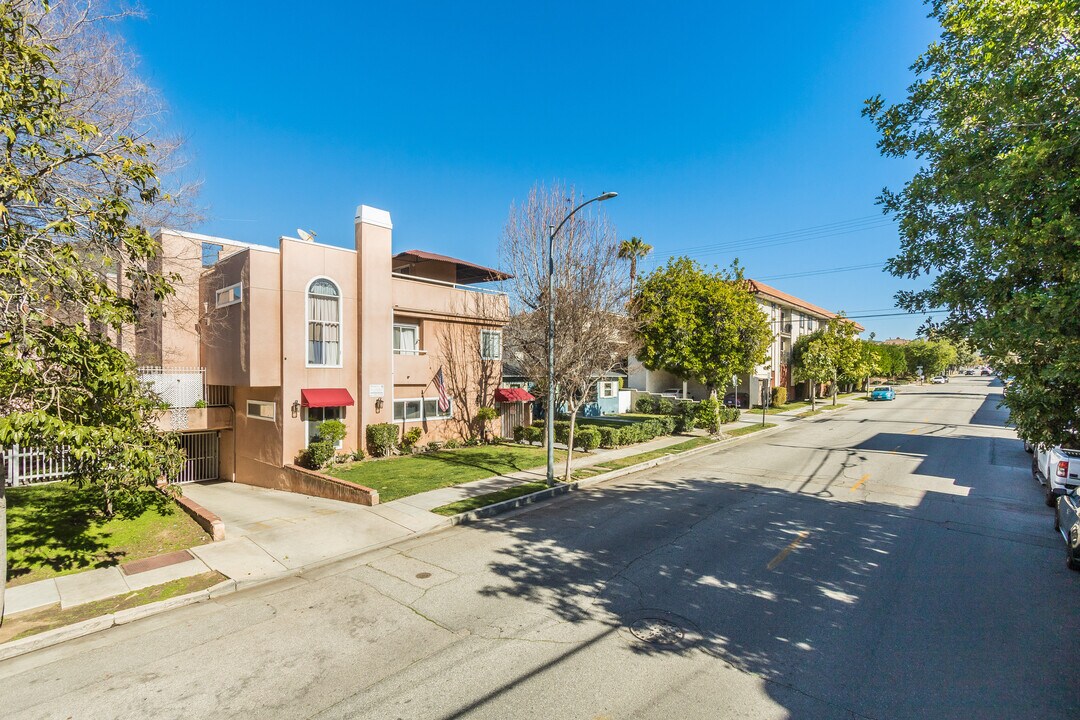 321 W Dryden St in Glendale, CA - Building Photo