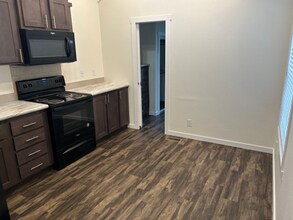 5215 Crestway Rd in Windcrest, TX - Foto de edificio - Building Photo