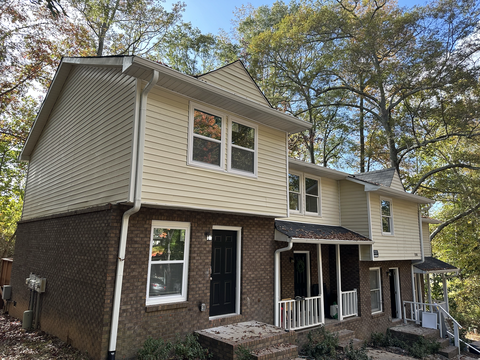 5144 Spring St in Flowery Branch, GA - Building Photo