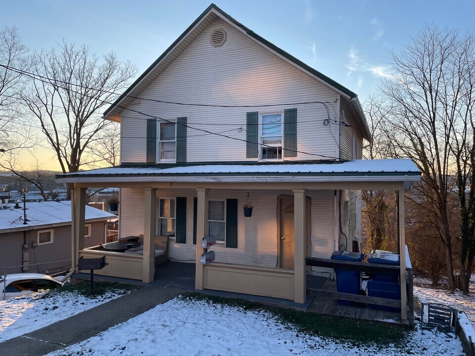 21 1/2 S High St, Unit Lower Unit in Athens, OH - Building Photo
