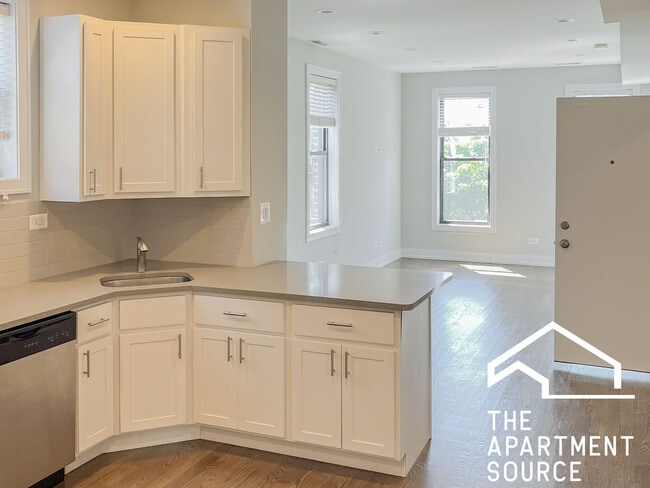 2315 N Southport Ave in Chicago, IL - Building Photo - Building Photo
