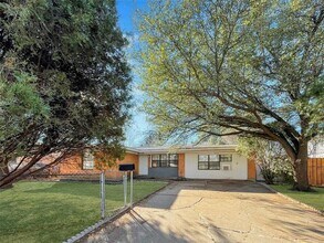 2620 Crest Ridge Dr in Dallas, TX - Building Photo - Building Photo