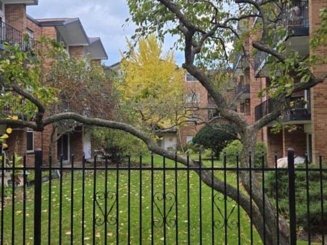 6961 N Oakley Ave in Chicago, IL - Building Photo - Building Photo