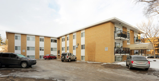 10250 122nd St NW in Edmonton, AB - Building Photo - Building Photo